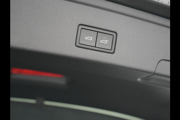Volkswagen Touareg 3.0 TSi eHybrid 4MOTION PHEV 381pk Dealer O.H. | SOH 91,3% | Trekhaak Af Fabriek | Luchtvering | Panodak | Adaptive Cruise | Dynaudio | 360 Camera | Head Up | Lederen Comfortstoelen Memory & Verwarmd | Sfeerverlichting | Stuur Verwarmd |  Keyless | Apple Carplay | 20"L.M | Plug In Hybrid |