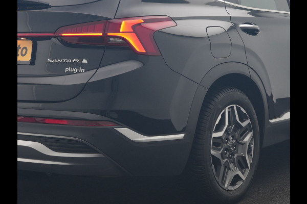 Hyundai Santa Fe 1.6 T-GDI PHEV Premium Sky 7 Persoons 266pk Dealer O.H. | SOH 97,1% | Trekhaak Af Fabriek | Panodak | Adaptive Cruise | Head Up | 360 Camera | Lederen Sportstoelen Memory & Ventilatie | BLIS | Keyless | Stoelen & Stuur Vewarmd | Apple Carplay | Na