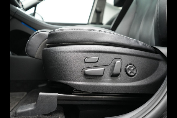 Hyundai Santa Fe 1.6 T-GDI PHEV Premium Sky 7 Persoons 266pk Dealer O.H. | SOH 97,1% | Trekhaak Af Fabriek | Panodak | Adaptive Cruise | Head Up | 360 Camera | Lederen Sportstoelen Memory & Ventilatie | BLIS | Keyless | Stoelen & Stuur Vewarmd | Apple Carplay | Na