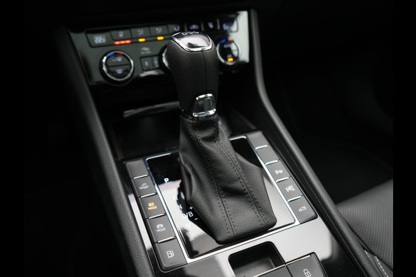Škoda Superb Combi 1.4 TSI iV Laurin & Klement PHEV 218pk Dealer O.H. | Trekhaak Af Fabriek | Panodak | Adaptive Cruise | 360 Camera | Canton Audio | Lederen Comfortstoelen Memory & Massage & Ventilatie | Sfeerverlichting | Stoelen & Stuur Verwarmd | BLIS | Keyless | Plug In Hybrid |