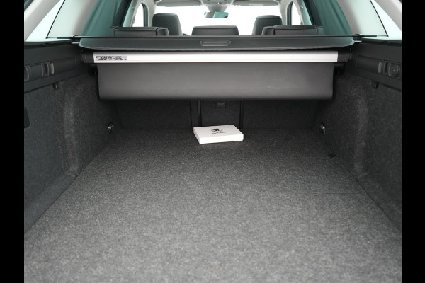 Škoda Superb Combi 1.4 TSI iV Laurin & Klement PHEV 218pk Dealer O.H. | Trekhaak Af Fabriek | Panodak | Adaptive Cruise | 360 Camera | Canton Audio | Lederen Comfortstoelen Memory & Massage & Ventilatie | Sfeerverlichting | Stoelen & Stuur Verwarmd | BLIS | Keyless | Plug In Hybrid |
