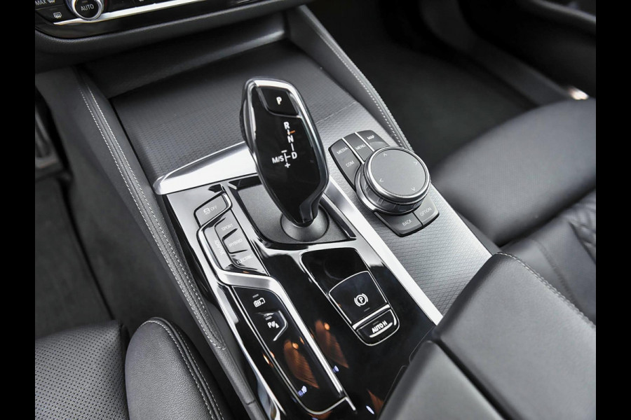 BMW 5 Serie 530e xDrive Business M-sport Laser ACC Leren bekleding 19 inch velgen Trekhaak