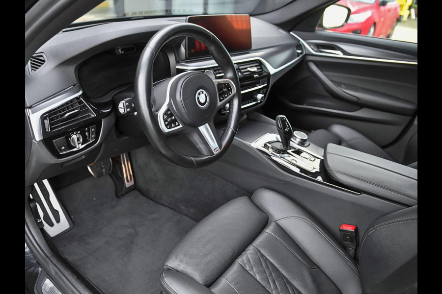 BMW 5 Serie 530e xDrive Business M-sport Laser ACC Leren bekleding 19 inch velgen Trekhaak