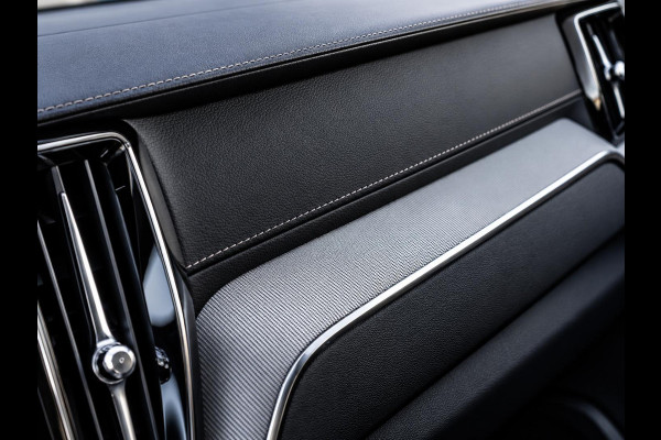 Volvo XC60 2.0 T6 Plug-in hybrid AWD Ultra Black Edition - R-Design l Pano l HUD l Memory