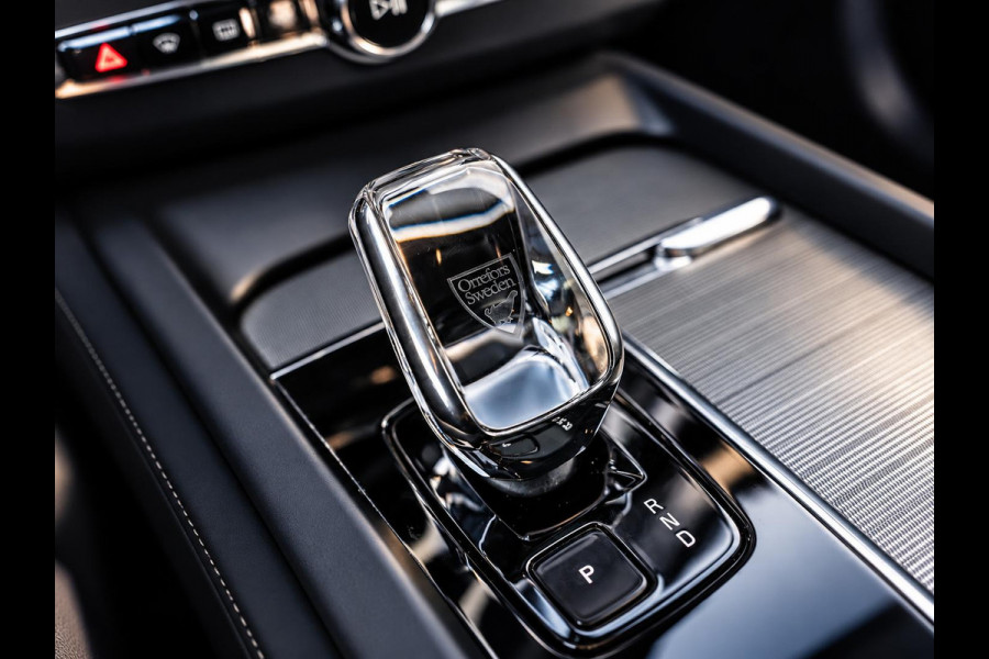 Volvo XC60 2.0 T6 Plug-in hybrid AWD Ultra Black Edition - R-Design l Pano l HUD l Memory