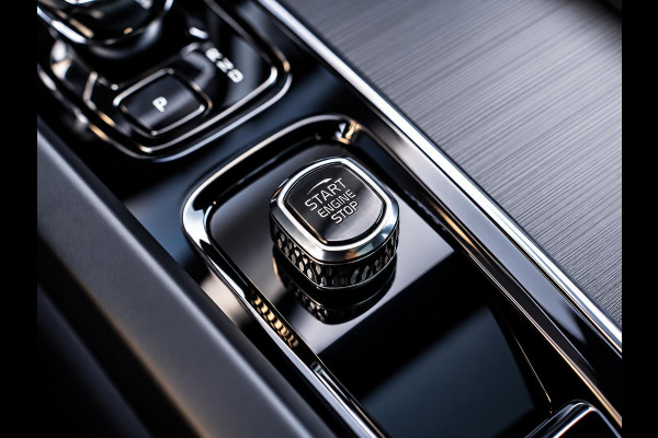 Volvo XC60 2.0 T6 Plug-in hybrid AWD Ultra Black Edition - R-Design l Pano l HUD l Memory
