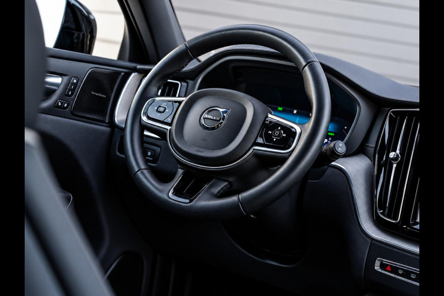 Volvo XC60 2.0 T6 Plug-in hybrid AWD Ultra Black Edition - R-Design l Pano l HUD l Memory
