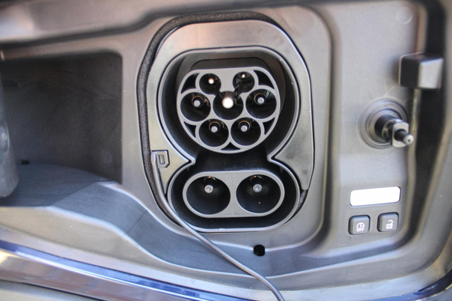 Renault 5 COMFORT RANGE TECHNO 150PK 52 kWh *NIEUWE AUTO!* | PACK WINTER TECHNO: (ELEKTRISCH VERWARMBARE VOORSTOELEN, ELEKTRISCH VERWARMBAAR STUURWIEL, BESTUUDERSSTOEL MET ELEKTRSCH VERSTELBARE LENDESTEUN, IN HOOGTE VERSTELBARE PASSAGIERSSTOEL) | LICHTMETALEN VELGEN 18" | ADAPTIVE CRUISE CONTROL | FULL LED KOPLAMPEN MET FRANSE VLAG | ELEKTRTISCH INKLABARE EN VERWARMBARE BUITENSPIEGELS | ACHTERUITRIJ CAMERA | SFEER VERLICHTING | GOOGLE MAPS NAVIGATIE | DRAADLOZE TELEFOONLADER | PRIVACY GLASS | 100KW SNELLAAD FUNCTIE | DRAADLOZE APPLE CARPLAY/ANDROID AUTO | DAB+ RADIO | SFEER VERL