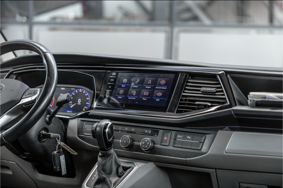 Volkswagen Transporter 2.0 TDI L2H1 Bulli DC | Virtual | Discover Pro | ACC | Bi-Xenon | Camera | Navigatie | Trekhaak | Stoelverwarming | DAB | Orig. NL auto | Nieuwe APK