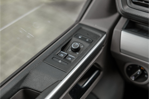 Volkswagen Transporter 2.0 TDI L2H1 Bulli DC | Virtual | Discover Pro | ACC | Bi-Xenon | Camera | Navigatie | Trekhaak | Stoelverwarming | DAB | Orig. NL auto | Nieuwe APK