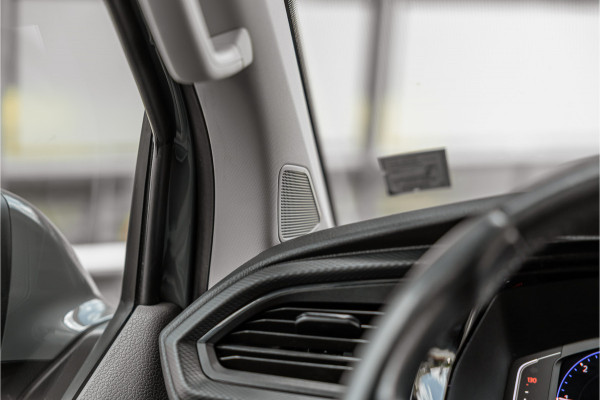 Volkswagen Transporter 2.0 TDI L2H1 Bulli DC | Virtual | Discover Pro | ACC | Bi-Xenon | Camera | Navigatie | Trekhaak | Stoelverwarming | DAB | Orig. NL auto | Nieuwe APK