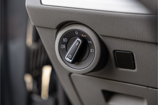 Volkswagen Transporter 2.0 TDI L2H1 Bulli DC | Virtual | Discover Pro | ACC | Bi-Xenon | Camera | Navigatie | Trekhaak | Stoelverwarming | DAB | Orig. NL auto | Nieuwe APK