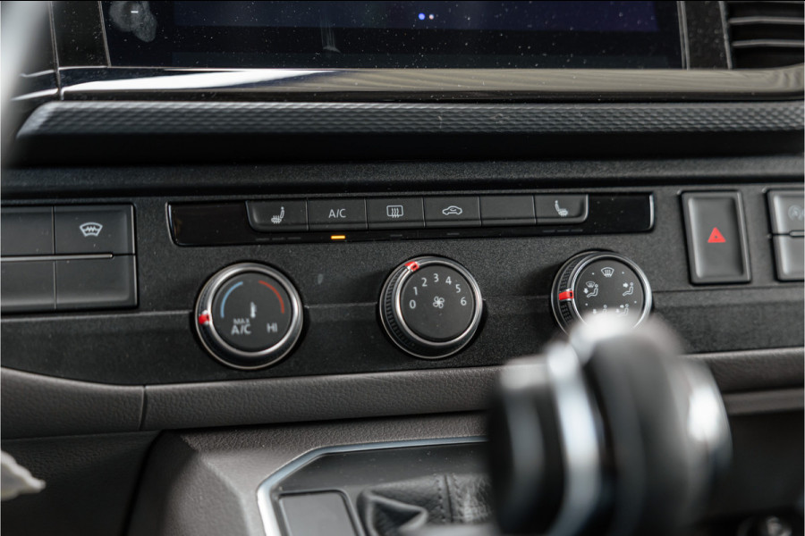 Volkswagen Transporter 2.0 TDI L2H1 Bulli DC | Virtual | Discover Pro | ACC | Bi-Xenon | Camera | Navigatie | Trekhaak | Stoelverwarming | DAB | Orig. NL auto | Nieuwe APK