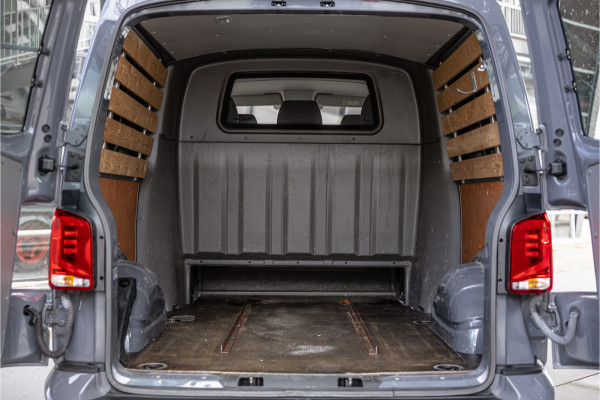 Volkswagen Transporter 2.0 TDI L2H1 Bulli DC | Virtual | Discover Pro | ACC | Bi-Xenon | Camera | Navigatie | Trekhaak | Stoelverwarming | DAB | Orig. NL auto | Nieuwe APK