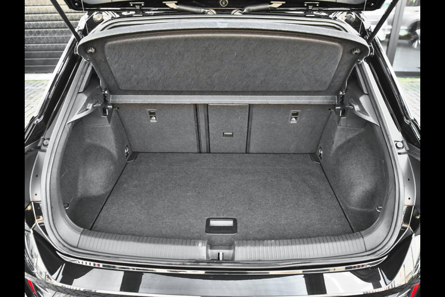 Volkswagen T-Roc 1.5 TSI R-Line ACC Camera Navi Trekhaak 19 inch Velgen