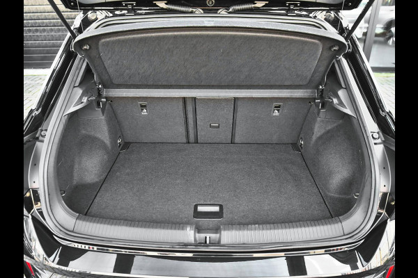 Volkswagen T-Roc 1.5 TSI R-Line ACC Camera Navi Trekhaak 19 inch Velgen