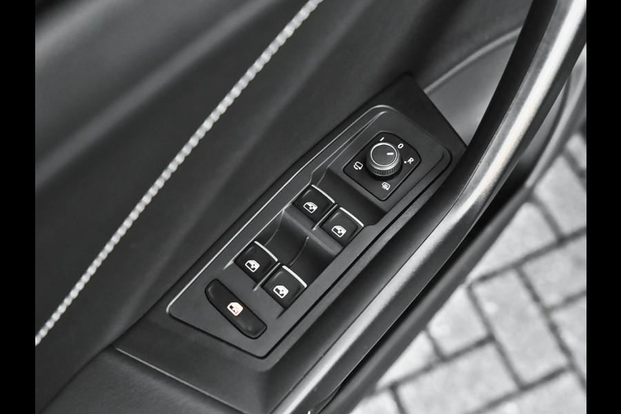Volkswagen T-Roc 1.5 TSI R-Line ACC Camera Navi Trekhaak 19 inch Velgen