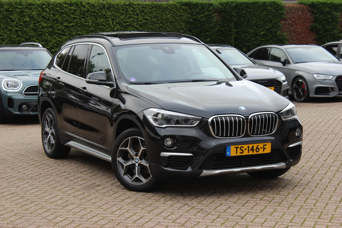 BMW X1 sDrive20i Orange Edition II / 69.961 km / Trekhaak / Panoramadak / Camera / Head-up / Leder / 18'' / Navigatie / Stoelverwarming / Cruise Control / Getint glas