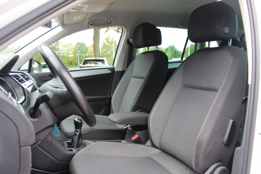 Volkswagen Tiguan 1.5 TSI Comfortline / CarPlay / Parkeerhulp V+A / 17'' / LED / Rijstrooksensor / Spiegelpakket / DAB / ACC