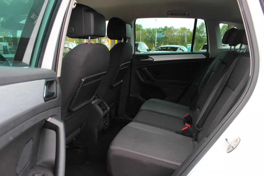 Volkswagen Tiguan 1.5 TSI Comfortline / CarPlay / Parkeerhulp V+A / 17'' / LED / Rijstrooksensor / Spiegelpakket / DAB / ACC
