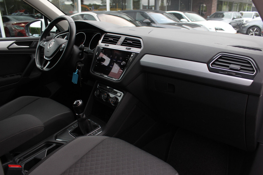 Volkswagen Tiguan 1.5 TSI Comfortline / CarPlay / Parkeerhulp V+A / 17'' / LED / Rijstrooksensor / Spiegelpakket / DAB / ACC