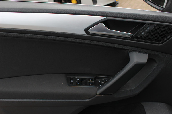 Volkswagen Tiguan 1.5 TSI Comfortline / CarPlay / Parkeerhulp V+A / 17'' / LED / Rijstrooksensor / Spiegelpakket / DAB / ACC