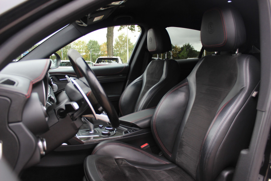 Alfa Romeo Stelvio 2.9 V6 AWD Quadrifoglio / Camera / Navigatie / Harman Kardon / 20'' / Elektr. stoelen / Stoel+Stuurverwarming / Dodehoek / DAB / ACC