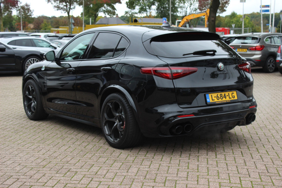 Alfa Romeo Stelvio 2.9 V6 AWD Quadrifoglio / Camera / Navigatie / Harman Kardon / 20'' / Elektr. stoelen / Stoel+Stuurverwarming / Dodehoek / DAB / ACC