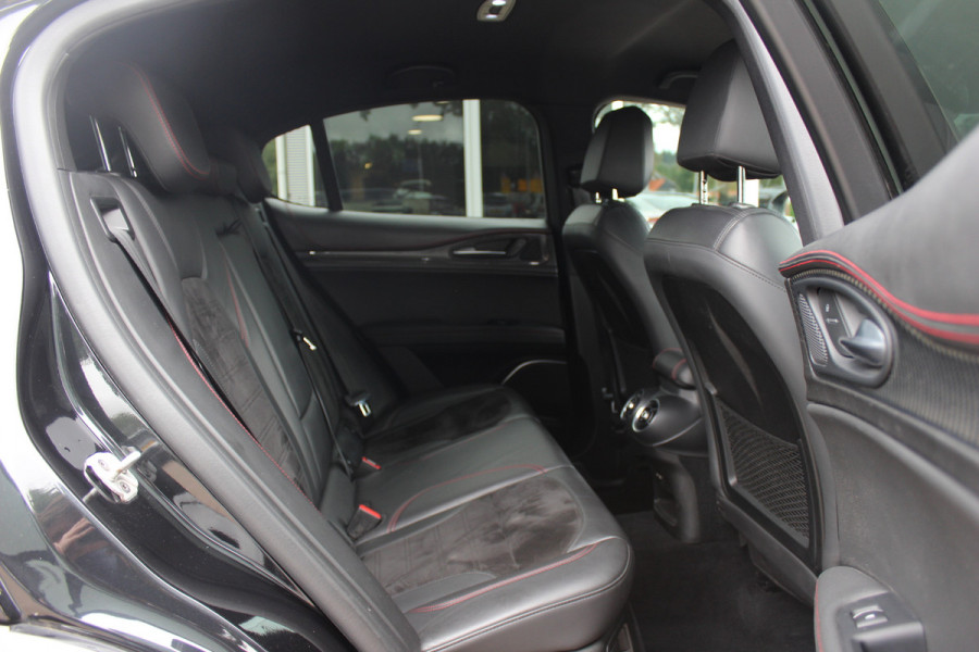 Alfa Romeo Stelvio 2.9 V6 AWD Quadrifoglio / Camera / Navigatie / Harman Kardon / 20'' / Elektr. stoelen / Stoel+Stuurverwarming / Dodehoek / DAB / ACC