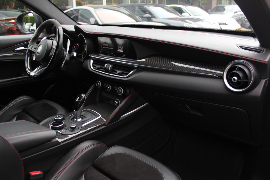 Alfa Romeo Stelvio 2.9 V6 AWD Quadrifoglio / Camera / Navigatie / Harman Kardon / 20'' / Elektr. stoelen / Stoel+Stuurverwarming / Dodehoek / DAB / ACC