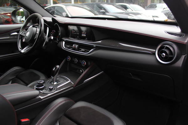 Alfa Romeo Stelvio 2.9 V6 AWD Quadrifoglio / Camera / Navigatie / Harman Kardon / 20'' / Elektr. stoelen / Stoel+Stuurverwarming / Dodehoek / DAB / ACC