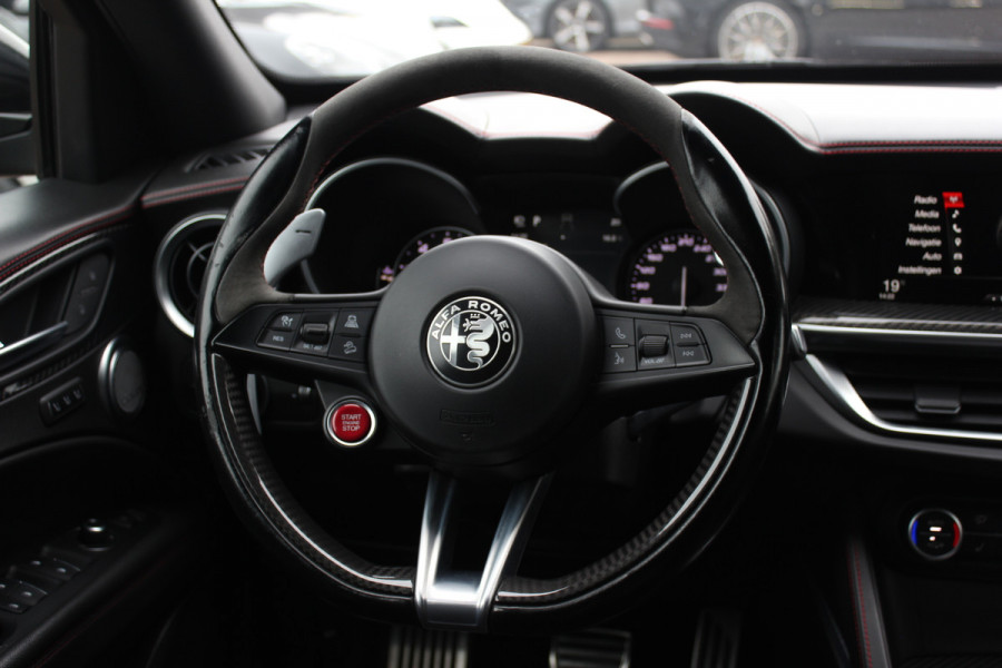 Alfa Romeo Stelvio 2.9 V6 AWD Quadrifoglio / Camera / Navigatie / Harman Kardon / 20'' / Elektr. stoelen / Stoel+Stuurverwarming / Dodehoek / DAB / ACC