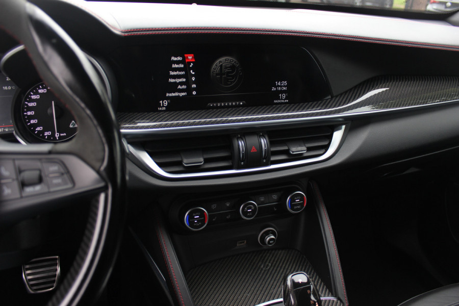 Alfa Romeo Stelvio 2.9 V6 AWD Quadrifoglio / Camera / Navigatie / Harman Kardon / 20'' / Elektr. stoelen / Stoel+Stuurverwarming / Dodehoek / DAB / ACC