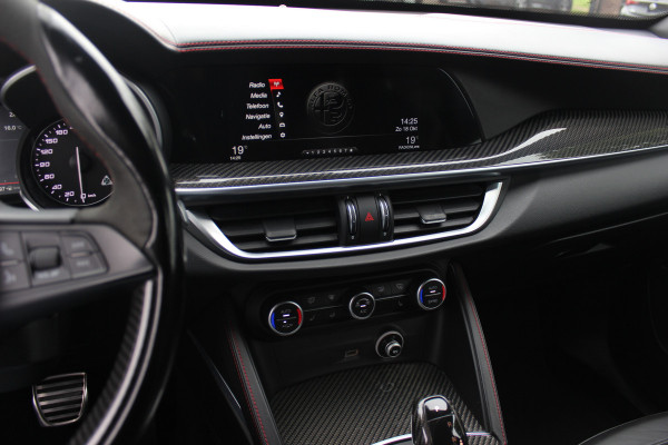 Alfa Romeo Stelvio 2.9 V6 AWD Quadrifoglio / Camera / Navigatie / Harman Kardon / 20'' / Elektr. stoelen / Stoel+Stuurverwarming / Dodehoek / DAB / ACC