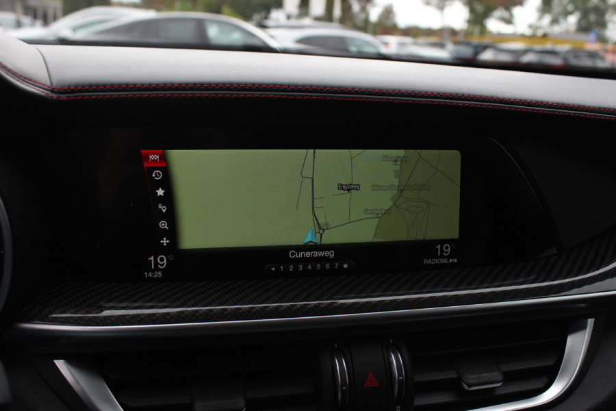 Alfa Romeo Stelvio 2.9 V6 AWD Quadrifoglio / Camera / Navigatie / Harman Kardon / 20'' / Elektr. stoelen / Stoel+Stuurverwarming / Dodehoek / DAB / ACC