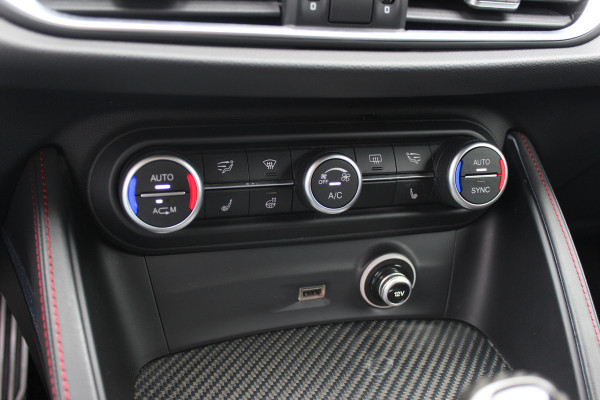 Alfa Romeo Stelvio 2.9 V6 AWD Quadrifoglio / Camera / Navigatie / Harman Kardon / 20'' / Elektr. stoelen / Stoel+Stuurverwarming / Dodehoek / DAB / ACC