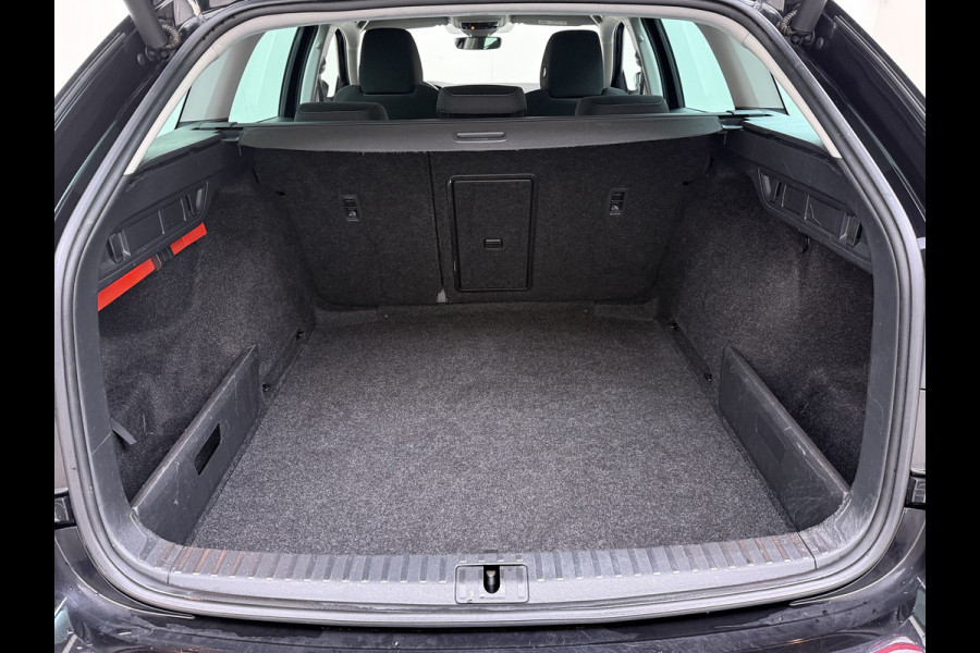 Škoda Octavia Combi 1.0 e-TSI 111PK Automaat Navi Apple Carplay Android Auto Bluetooth Elek.Achterklep Cruise Control Business Edition Pdc Led DAB P-Assist Lmv 16" Isofix Licht-/Regensensor WiFi Origineel Nederlandse Auto
