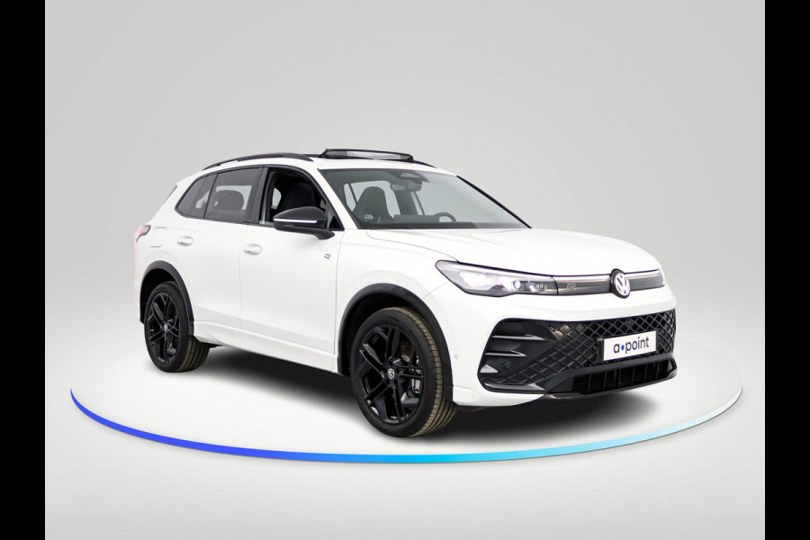 Volkswagen Tiguan 1.5 eHybrid R-Line Edition 204 pk Automaat (DSG) | Verlengde garantie | Navigatie | Panoromadak | Trekhaak (Uitklapbaar) | Parkeersensoren (Park assist) | Rondomzicht camera | Stoelverwarming | LED Matrix | R-Line |