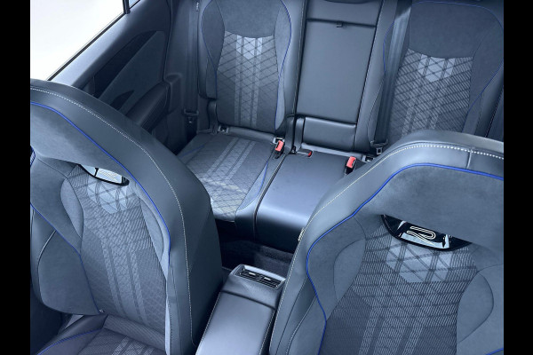 Volkswagen Tiguan 1.5 eHybrid R-Line Edition 204 pk Automaat (DSG) | Verlengde garantie | Navigatie | Panoromadak | Trekhaak (Uitklapbaar) | Parkeersensoren (Park assist) | Rondomzicht camera | Stoelverwarming | LED Matrix | R-Line |