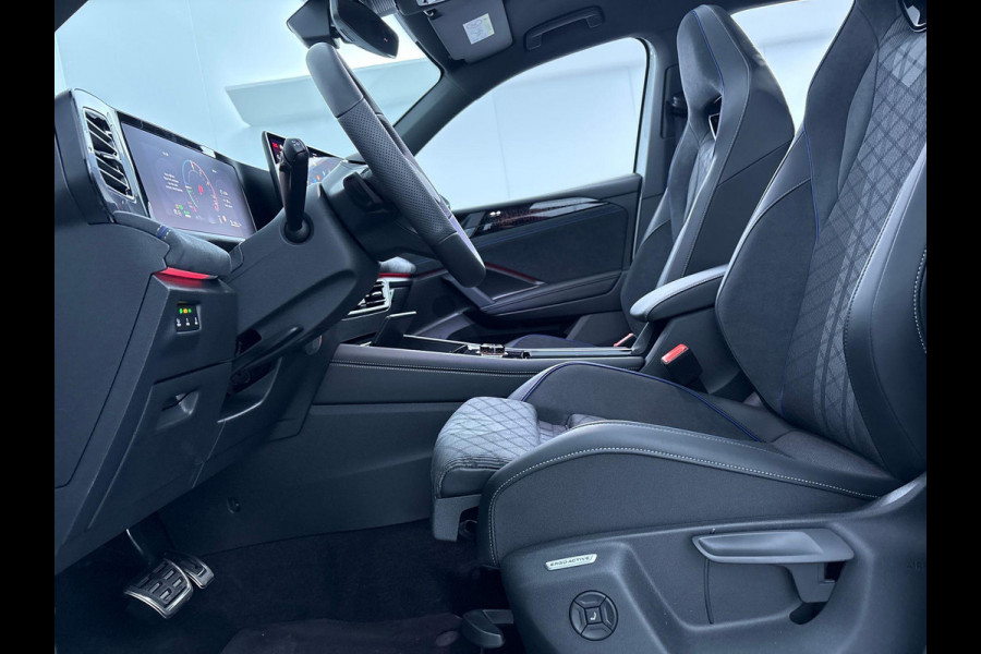Volkswagen Tiguan 1.5 eHybrid R-Line Edition 204 pk Automaat (DSG) | Verlengde garantie | Navigatie | Panoromadak | Trekhaak (Uitklapbaar) | Parkeersensoren (Park assist) | Rondomzicht camera | Stoelverwarming | LED Matrix | R-Line |