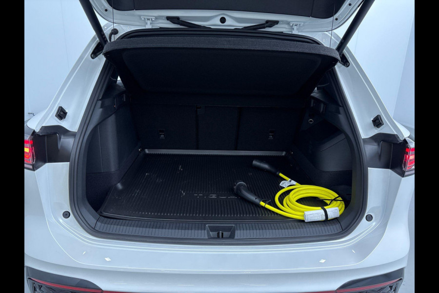 Volkswagen Tiguan 1.5 eHybrid R-Line Edition 204 pk Automaat (DSG) | Verlengde garantie | Navigatie | Panoromadak | Trekhaak (Uitklapbaar) | Parkeersensoren (Park assist) | Rondomzicht camera | Stoelverwarming | LED Matrix | R-Line |