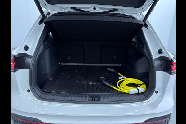 Volkswagen Tiguan 1.5 eHybrid R-Line Edition 204 pk Automaat (DSG) | Verlengde garantie | Navigatie | Panoromadak | Trekhaak (Uitklapbaar) | Parkeersensoren (Park assist) | Rondomzicht camera | Stoelverwarming | LED Matrix | R-Line |