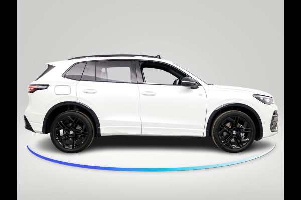Volkswagen Tiguan 1.5 eHybrid R-Line Edition 204 pk Automaat (DSG) | Verlengde garantie | Navigatie | Panoromadak | Trekhaak (Uitklapbaar) | Parkeersensoren (Park assist) | Rondomzicht camera | Stoelverwarming | LED Matrix | R-Line |