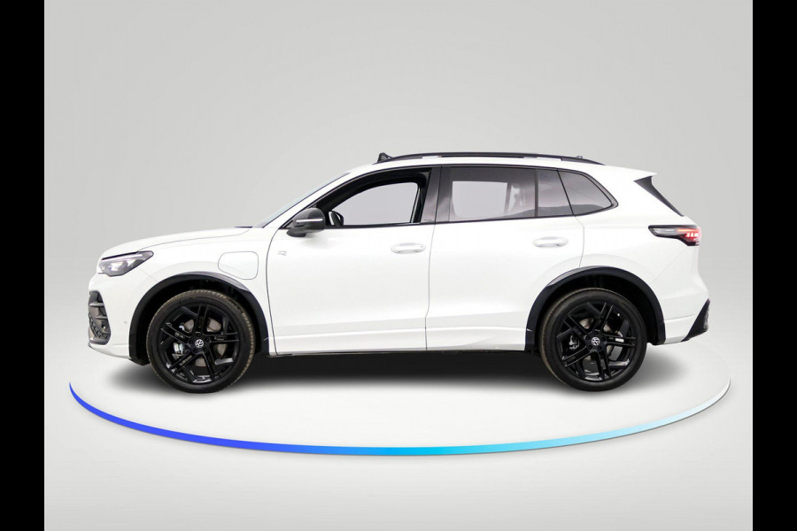 Volkswagen Tiguan 1.5 eHybrid R-Line Edition 204 pk Automaat (DSG) | Verlengde garantie | Navigatie | Panoromadak | Trekhaak (Uitklapbaar) | Parkeersensoren (Park assist) | Rondomzicht camera | Stoelverwarming | LED Matrix | R-Line |