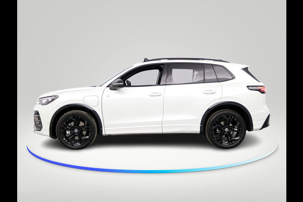 Volkswagen Tiguan 1.5 eHybrid R-Line Edition 204 pk Automaat (DSG) | Verlengde garantie | Navigatie | Panoromadak | Trekhaak (Uitklapbaar) | Parkeersensoren (Park assist) | Rondomzicht camera | Stoelverwarming | LED Matrix | R-Line |