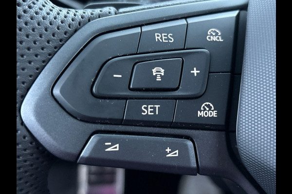 Volkswagen Tiguan 1.5 eHybrid R-Line Edition 204 pk Automaat (DSG) | Verlengde garantie | Navigatie | Panoromadak | Trekhaak (Uitklapbaar) | Parkeersensoren (Park assist) | Rondomzicht camera | Stoelverwarming | LED Matrix | R-Line |