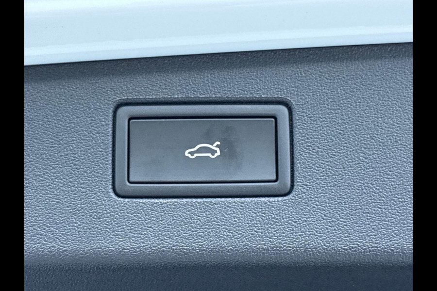 Volkswagen Tiguan 1.5 eHybrid R-Line Edition 204 pk Automaat (DSG) | Verlengde garantie | Navigatie | Panoromadak | Trekhaak (Uitklapbaar) | Parkeersensoren (Park assist) | Rondomzicht camera | Stoelverwarming | LED Matrix | R-Line |