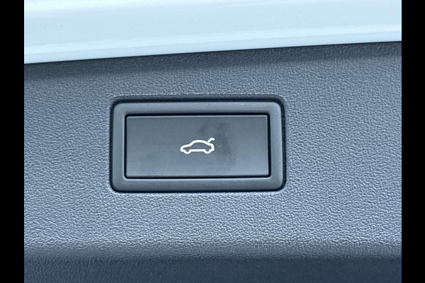 Volkswagen Tiguan 1.5 eHybrid R-Line Edition 204 pk Automaat (DSG) | Verlengde garantie | Navigatie | Panoromadak | Trekhaak (Uitklapbaar) | Parkeersensoren (Park assist) | Rondomzicht camera | Stoelverwarming | LED Matrix | R-Line |
