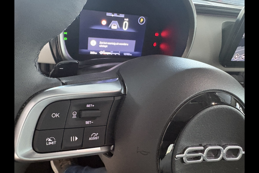 Fiat 600 1.2 Hybrid La Prima massagestoel leder navi automaat full options