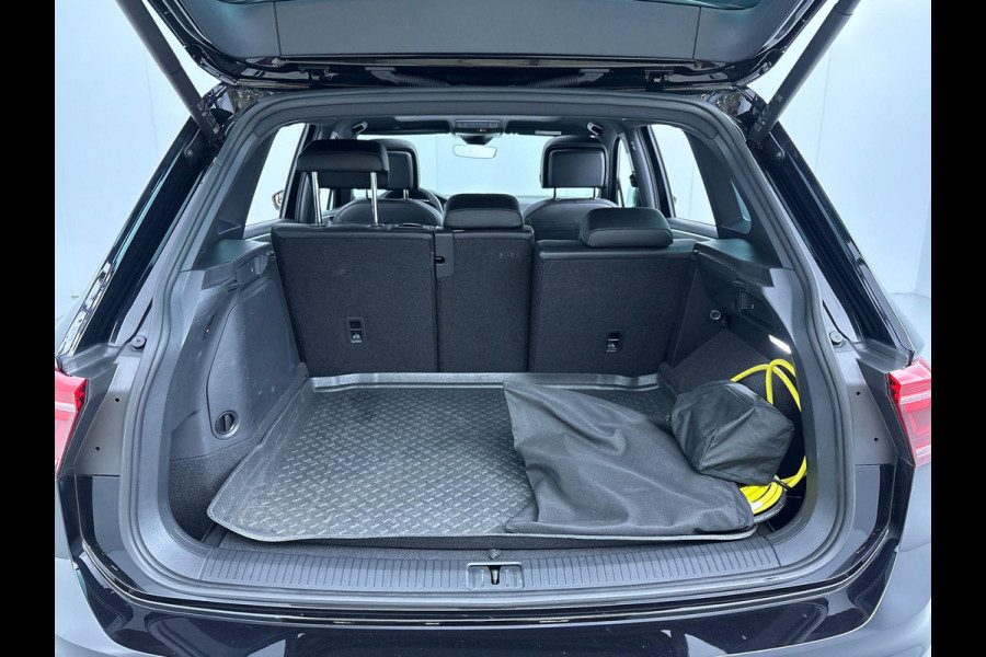 Volkswagen Tiguan 1.4 TSI eHybrid R-Line Business+ 245 pk Automaat (DSG) | Navigatie | Panoramadak | Trekhaak (wegklapbaar) | Achteruitrijcamera | Adaptieve cruise control | Stoelverwarming v/a | Apple carplay / Android auto | Verwarmd stuur | R line |